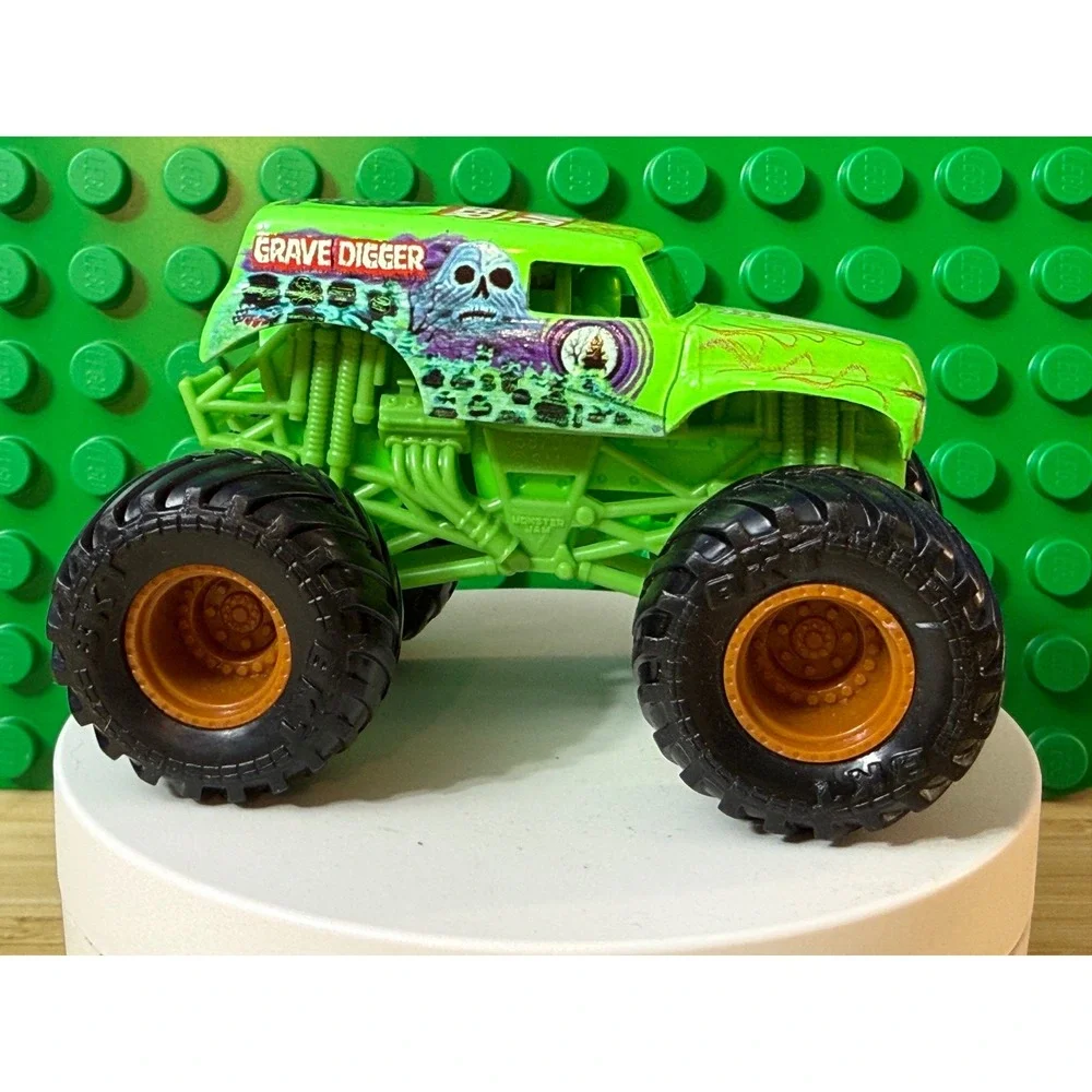 Monster Jam Grave Digger Monster Truck Spin Master 2022 Green BKT Tires 1:64